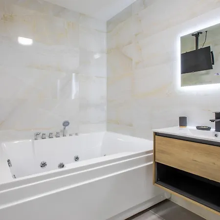 Romantic Getaway With Jacuzzi, Garden View Appartement