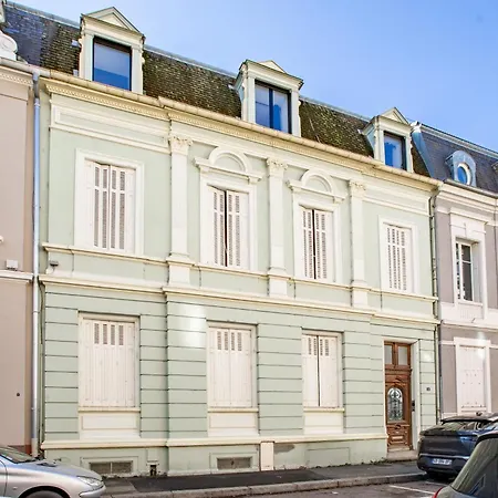 Romantic Getaway With Jacuzzi, Garden View