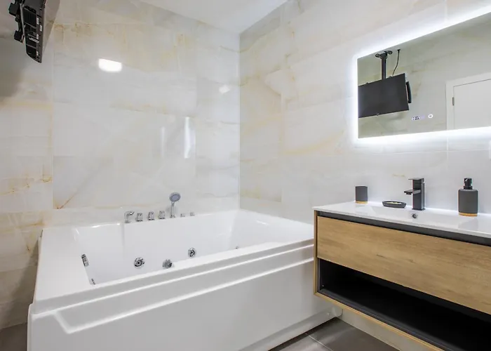 Romantic Getaway With Jacuzzi, Garden View Lejlighed