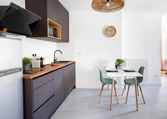 Romantic Getaway With Jacuzzi, Garden View Apartament *