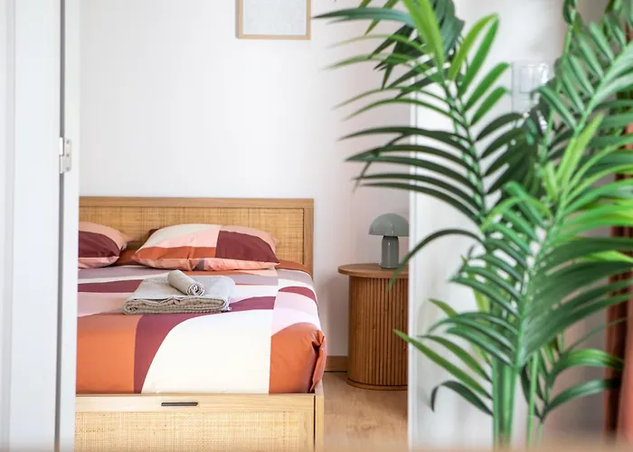 Romantic Getaway With Jacuzzi, Garden View