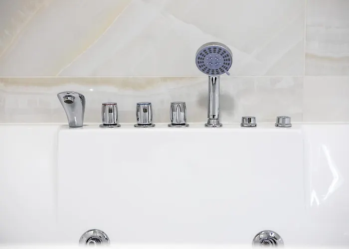 Romantic Getaway With Jacuzzi, Garden View *